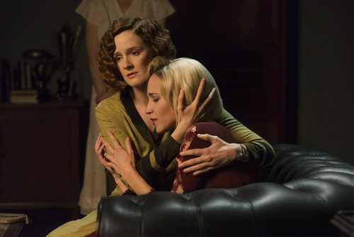 Ana Polvorosa consolando a Ana Fernández, en la tercera temporada de 'Las chicas del cable'
