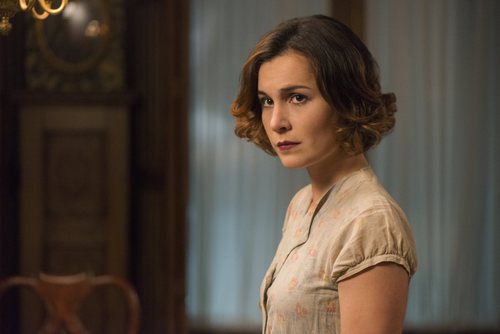Nadia de Santiago, interpretando a Marga Suárez en la tercera temporada de 'Las chicas del cable'