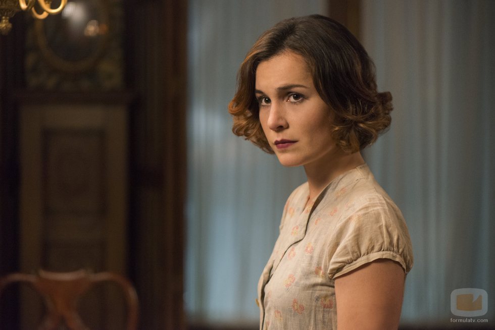 Nadia de Santiago, interpretando a Marga Suárez en la tercera temporada de 'Las chicas del cable'