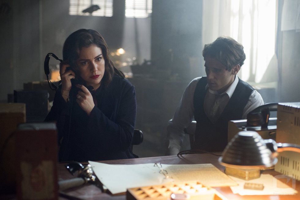 Blanca Suárez y Martín Rivas en el rodaje de la tercera temporada de 'Las chicas del cable'