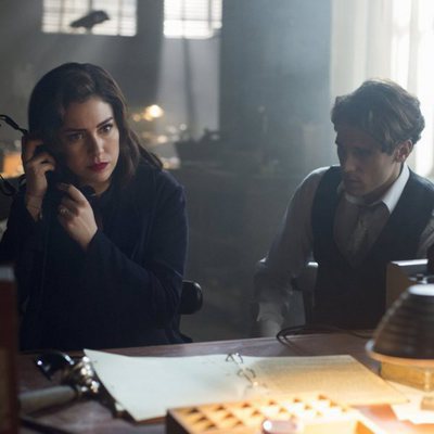 Blanca Suárez y Martín Rivas en el rodaje de la tercera temporada de 'Las chicas del cable'