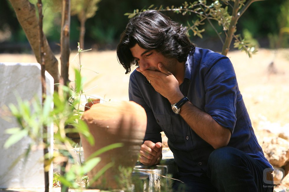 Kerim delante de una tumba en la segunda temporada de 'Fatmagül'
