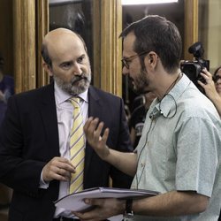 El director David Serrano da indicaciones a Javier Cámara en 'Vota Juan'