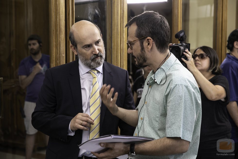 El director David Serrano da indicaciones a Javier Cámara en 'Vota Juan'