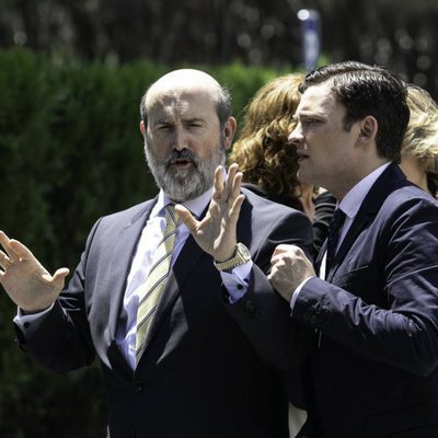 Javier Cámara y Adam Jezierski en una escena de 'Vota Juan'