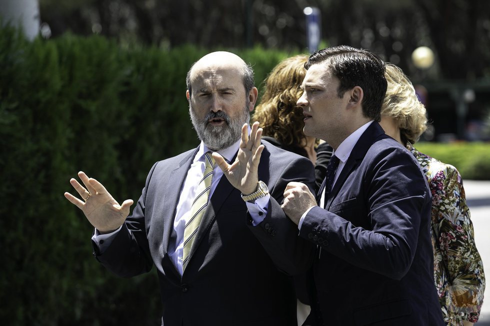 Javier Cámara y Adam Jezierski en una escena de 'Vota Juan'