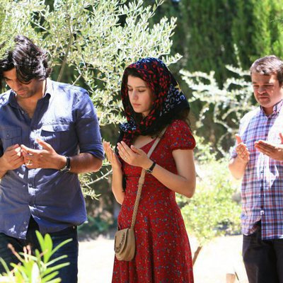 Karim, Fatmagül y su hermano Rahmi rezando en el final de la segunda temporada de 'Fatmagül'