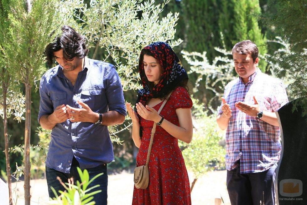 Karim, Fatmagül y su hermano Rahmi rezando en el final de la segunda temporada de 'Fatmagül'