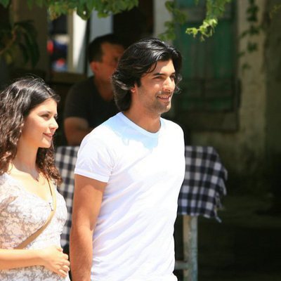 Fatmagül y Kerem paseando en el final de la segunda temporada de 'Fatmagül'