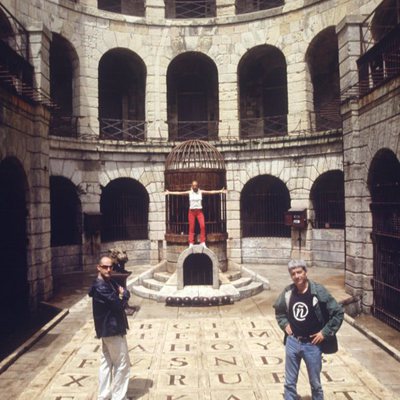 Paula Vázquez, Félix Álvarez y Óscar Ladoire en la fortaleza de 'Fort Boyard'