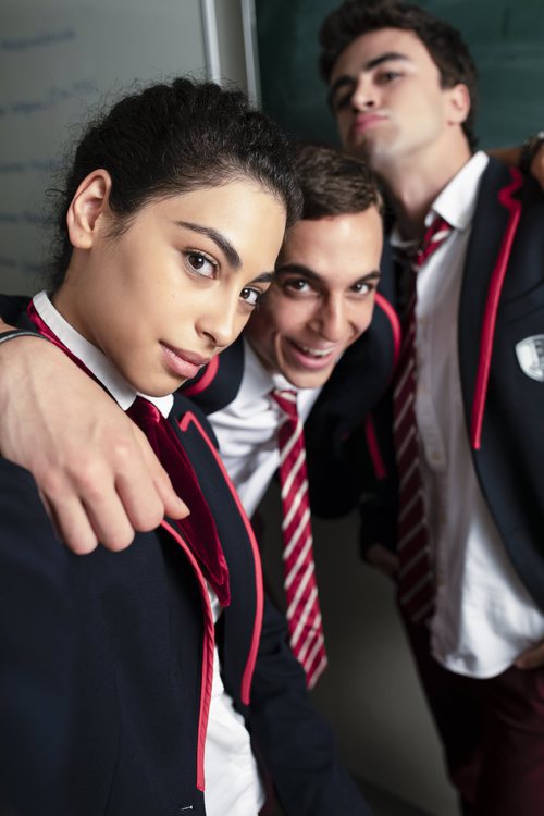 Mina El Hamani, Miguel Herrán e Itzán Escamilla sacándose una selfie en 'Élite'