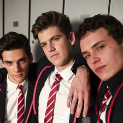 Álvaro Rico, Miguel Bernardeau y Arón Piper con sus uniformes de 'Élite'