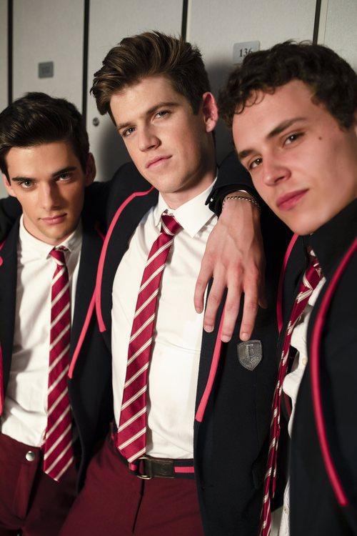 Álvaro Rico, Miguel Bernardeau y Arón Piper con sus uniformes de 'Élite'