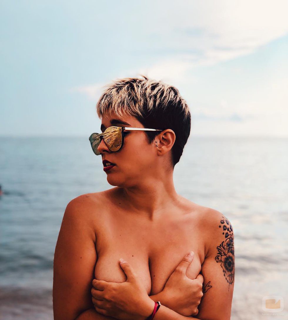 Alejandra Castelló se desnuda a orillas del mar 