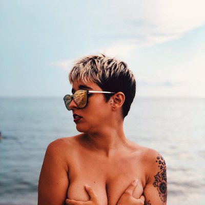 Alejandra Castelló se desnuda a orillas del mar