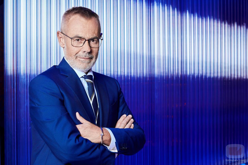 Jordi González posa con el decorado del plató de 'Hechos reales'