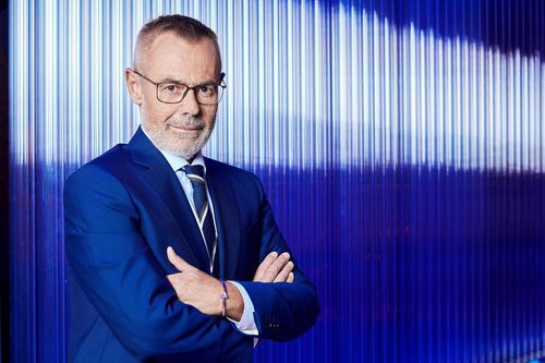 Jordi González posa con el decorado del plató de 'Hechos reales'