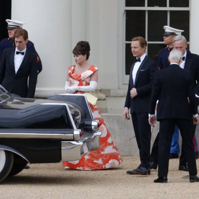 Helena Bonham Carter y Ben Daniels en el rodaje de 'The Crown'