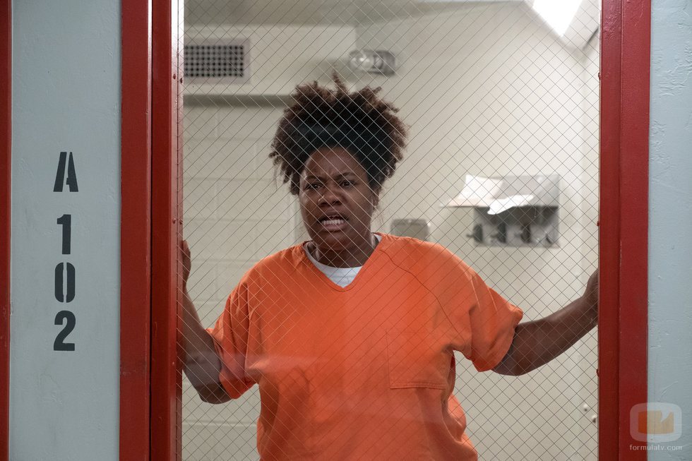 Cindy Hayes observa algo desde su celda en la sexta temporada de 'Orange is the New Black'
