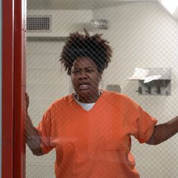 Cindy Hayes observa algo desde su celda en la sexta temporada de 'Orange is the New Black'