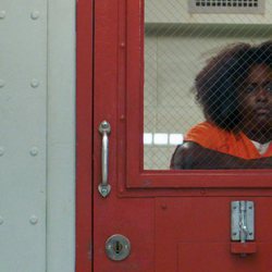 'Taystee' Jefferson, apoyada en la puerta de su celda en la sexta temporada de 'Orange is the New Black'