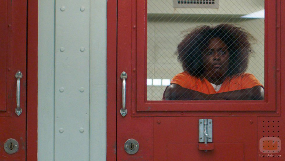 'Taystee' Jefferson, apoyada en la puerta de su celda en la sexta temporada de 'Orange is the New Black'