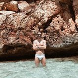 Pelayo Díaz posa en una playa de Mallorca