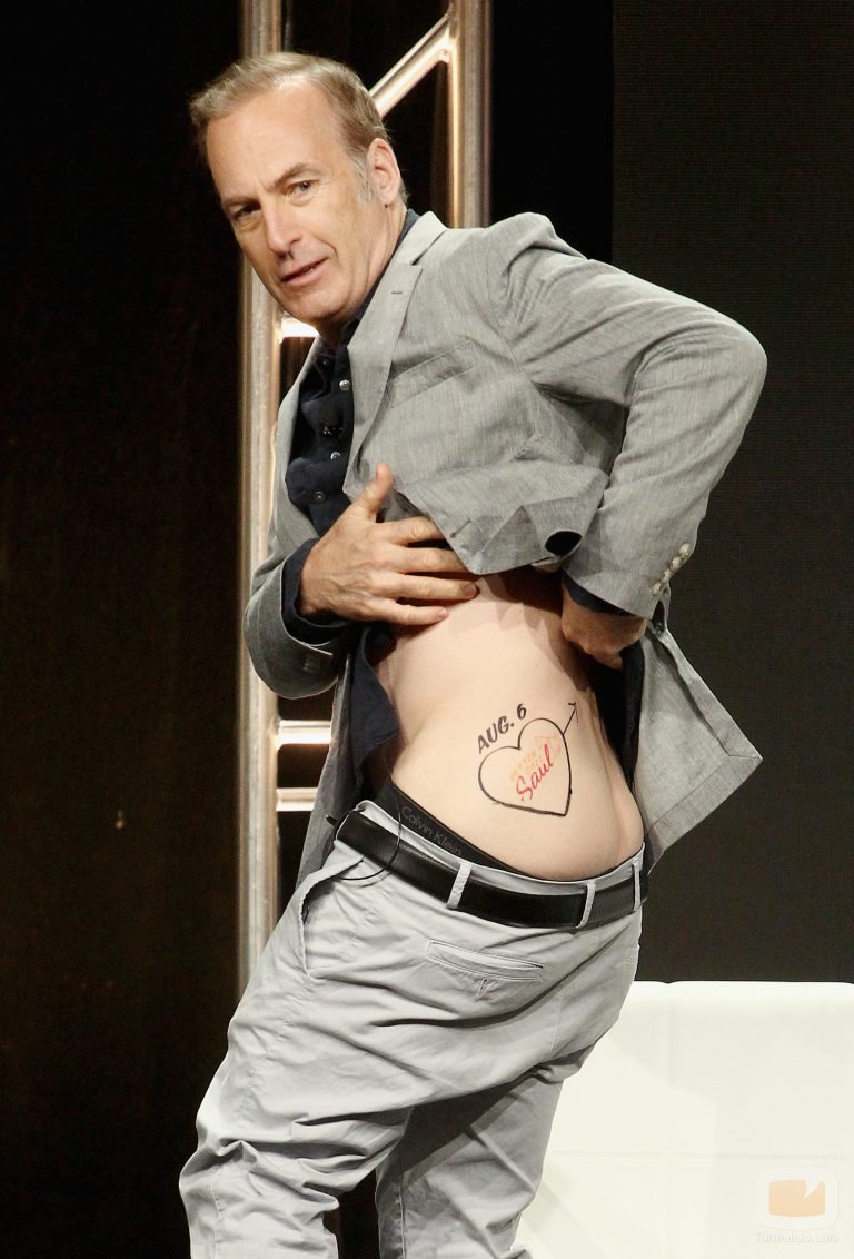 Bob Odenkirk enseña el culo para promocionar la cuarta temporada de 'Better Call Saul'