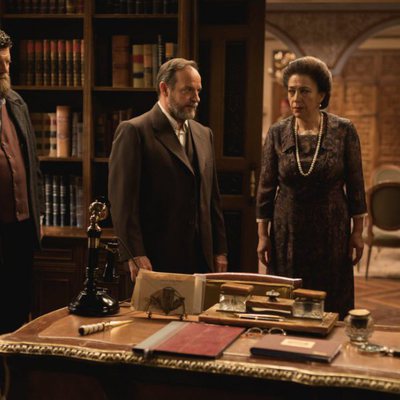María Bouzas, Ramón Ibarra y Mario Zorrilla junto al coronel en 'El secreto de Puente Viejo'