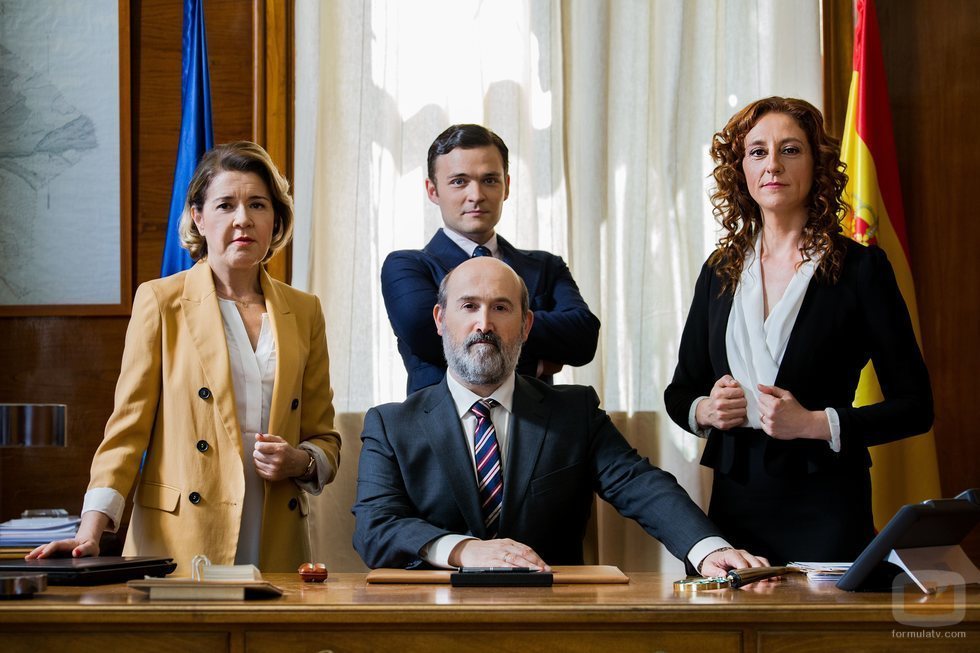 Javier Cámara, María Pujalte, Nuria Mencía y Adam Jezierski en 'Vota Juan', serie de TNT