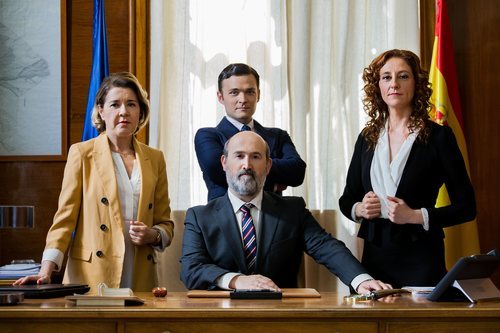 Javier Cámara, María Pujalte, Nuria Mencía y Adam Jezierski en 'Vota Juan', serie de TNT