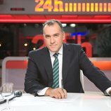 Xabier Fortes sentado en la mesa de las Noticias 24 horas