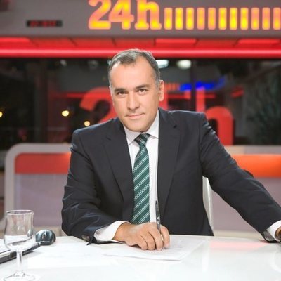 Xabier Fortes sentado en la mesa de las Noticias 24 horas