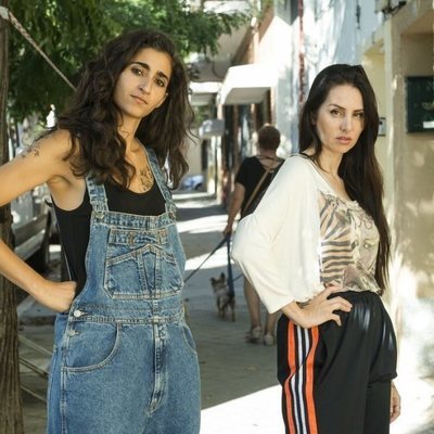 Mala Rodríguez, cameo de 'Vis a vis', posa junto a Alba Flores.