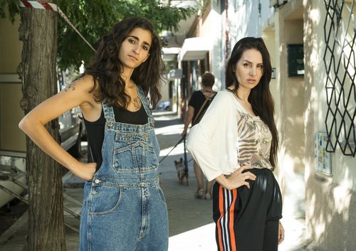 Mala Rodríguez, cameo de 'Vis a vis', posa junto a Alba Flores.