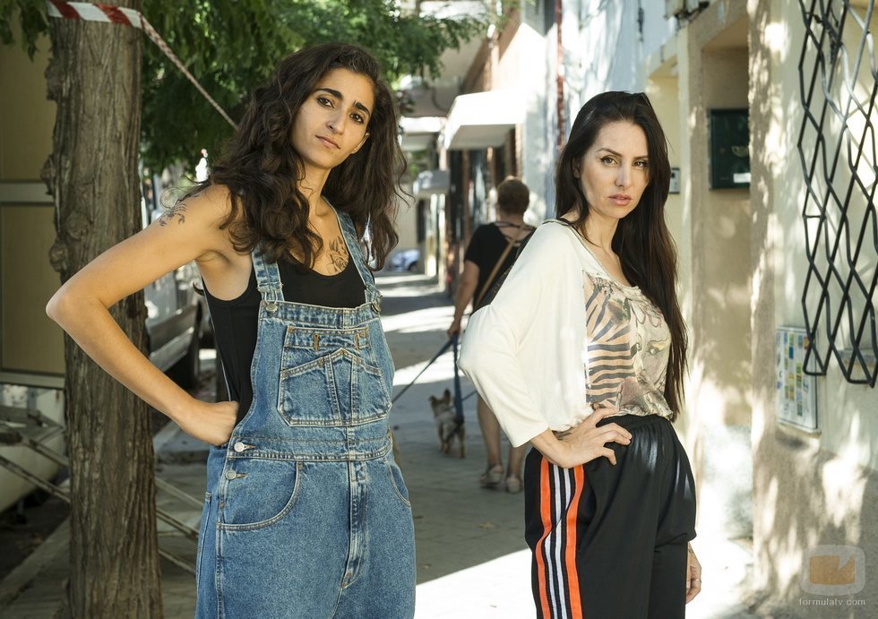 Mala Rodríguez, cameo de 'Vis a vis', posa junto a Alba Flores.