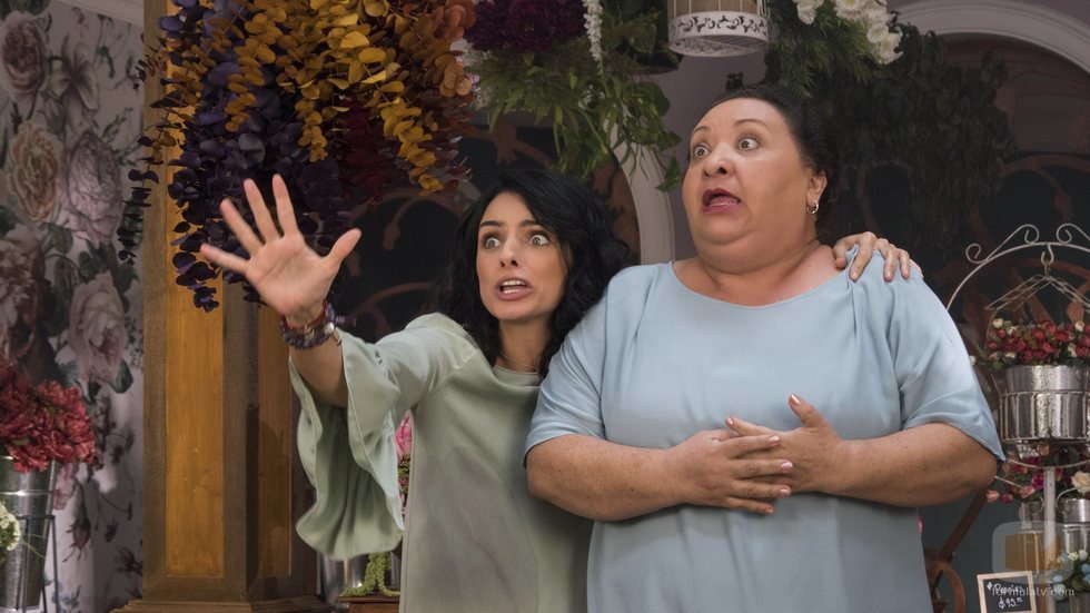 Aislinn Derbez y Norma Angélica durante una escena de 'La casa de las flores'