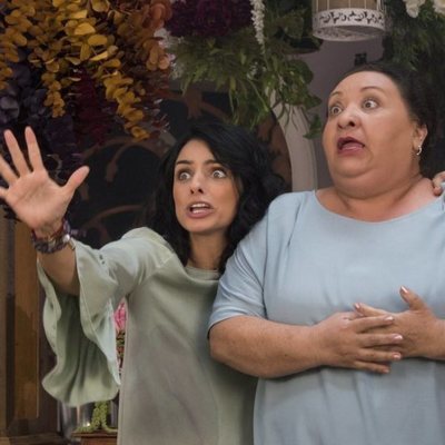 Aislinn Derbez y Norma Angélica durante una escena de 'La casa de las flores'