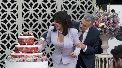 Verónica Castro y Arturo Ríos partiendo la tarta durante una escena de 'La casa de las flores'