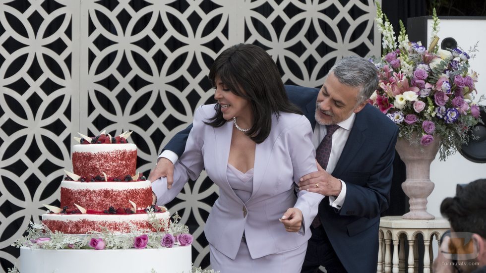 Verónica Castro y Arturo Ríos partiendo la tarta durante una escena de 'La casa de las flores'