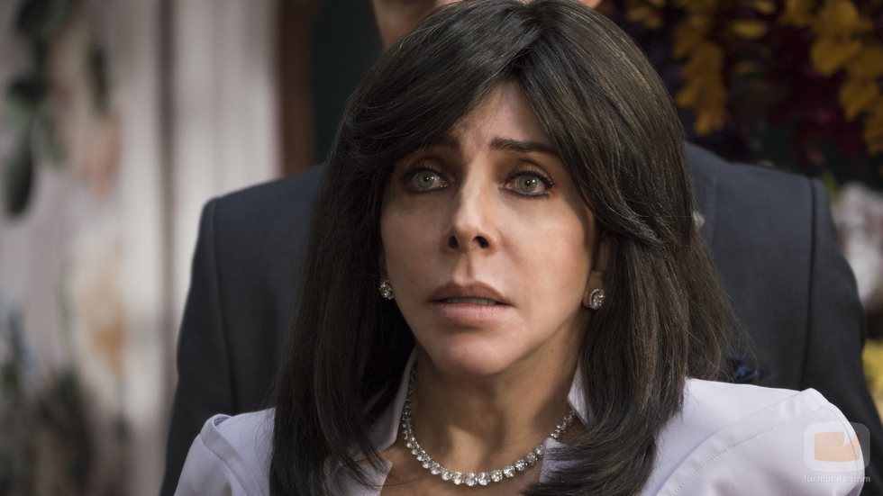 Verónica Castro es Virgina de la Mora en la primera temporada de 'La casa de las flores'