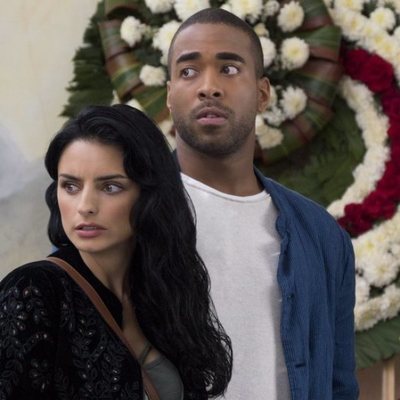 Aislinn Derbez y Sawandi Wilson en una escena de la primera temporada de 'La casa de las flores'