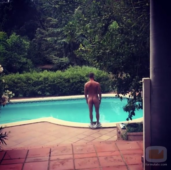 Carles Francino protagoniza un desnudo integral en su piscina