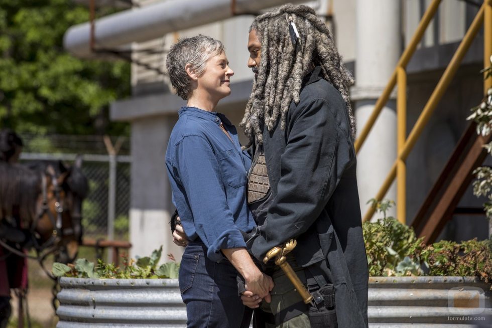 Carol y Ezekiel se miran en la novena temporada de 'The Walking Dead'