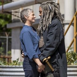 Carol y Ezekiel se miran en la novena temporada de 'The Walking Dead'