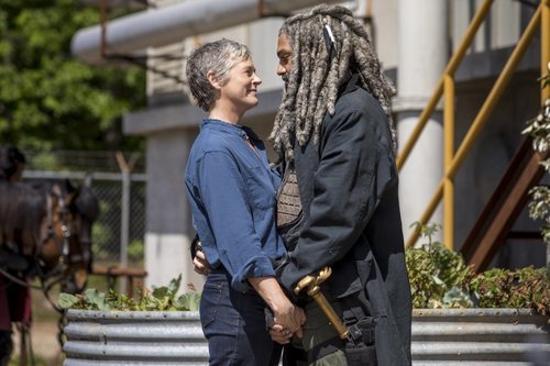 Carol y Ezekiel se miran en la novena temporada de 'The Walking Dead'
