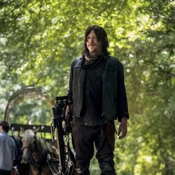 Daryl sujeta su ballesta en la novena temporada de 'The Walking Dead'
