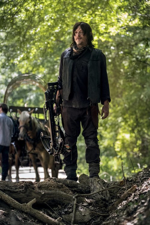 Daryl sujeta su ballesta en la novena temporada de 'The Walking Dead'