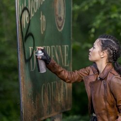 Rosita escribe encima del cartel de un pueblo en 'The Walking Dead'