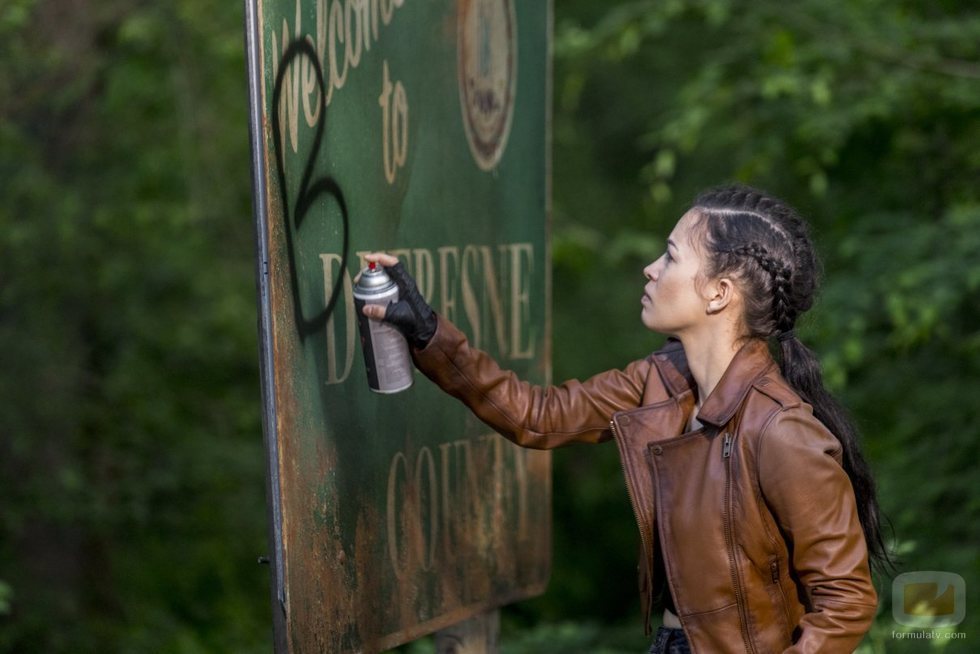 Rosita escribe encima del cartel de un pueblo en 'The Walking Dead'